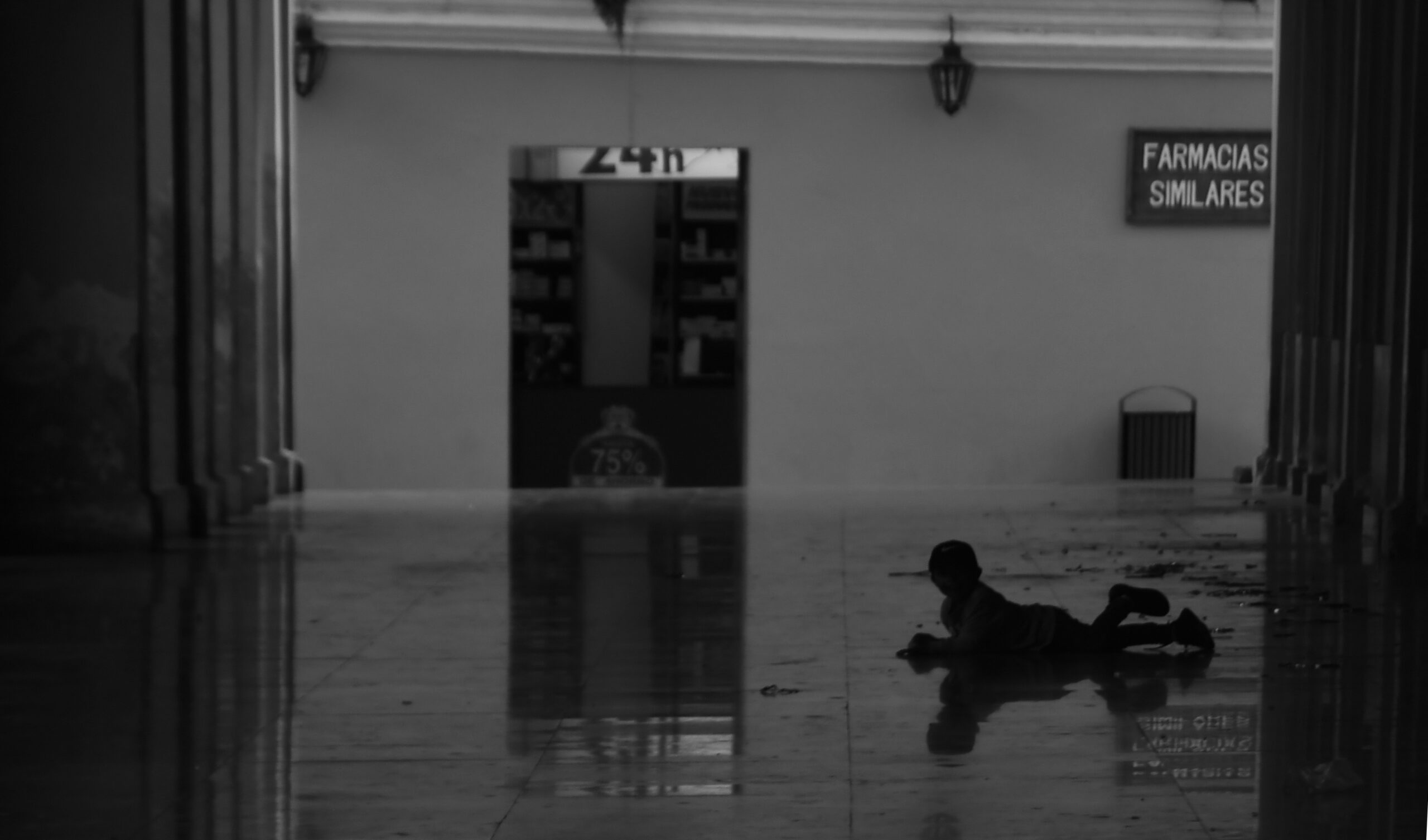 La verdad / en las sombras / se envanece